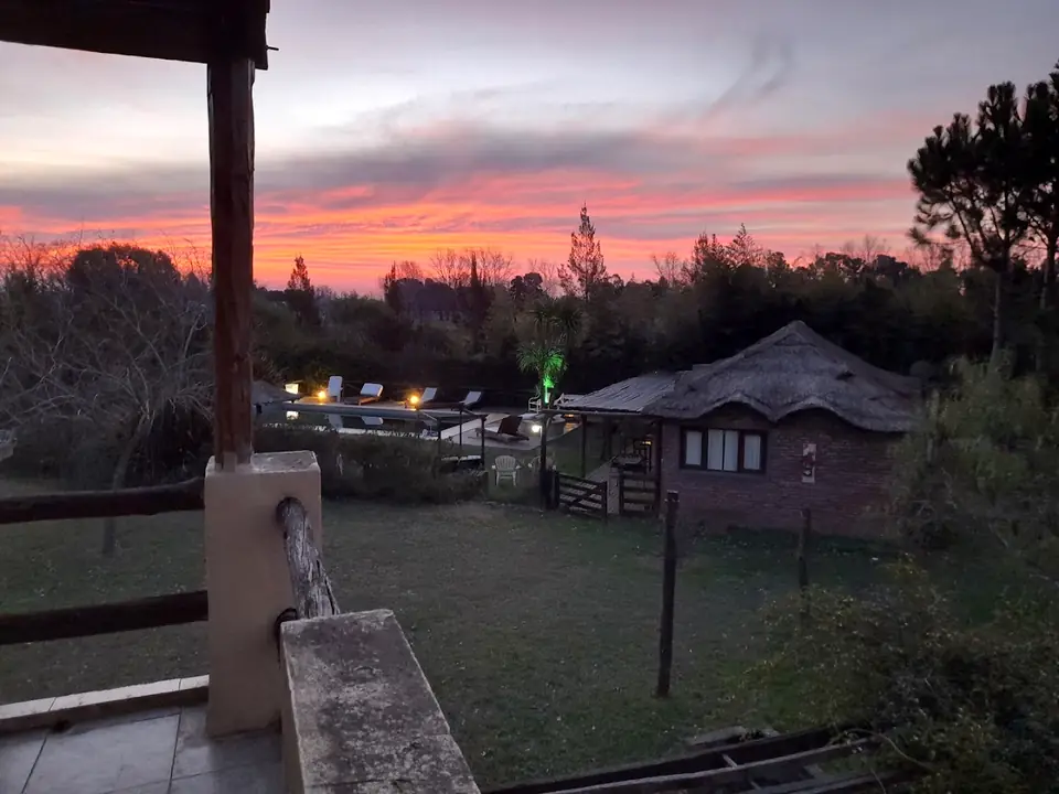 Atardecer naranja sobre el parque y el Club House.