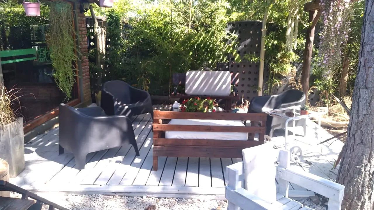 El deck del Club House, bajo la pérgola.