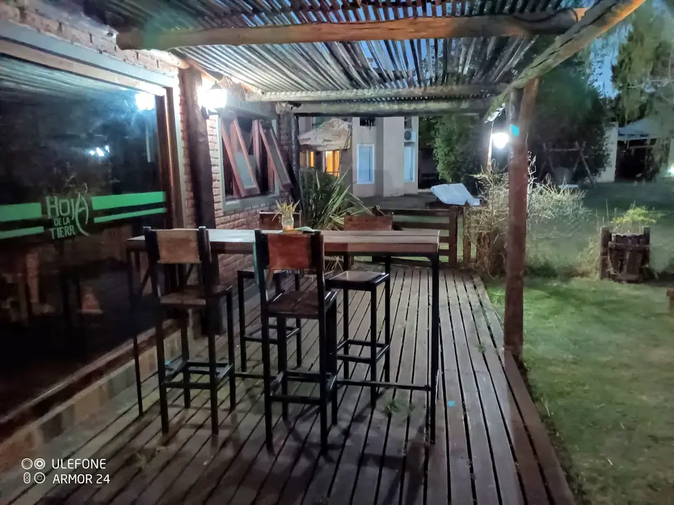 El Club House iluminado de noche.
