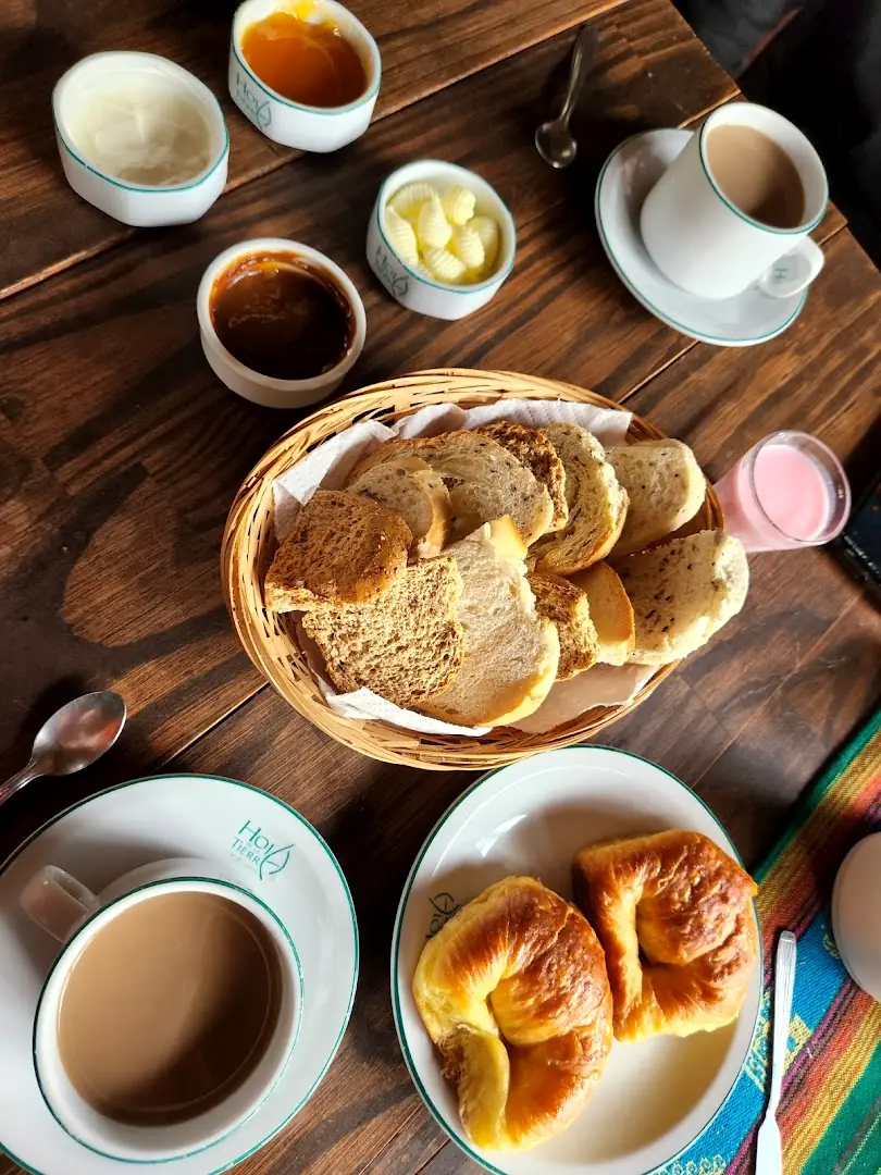 Una taza de café con leche en la mesa del desayuno.