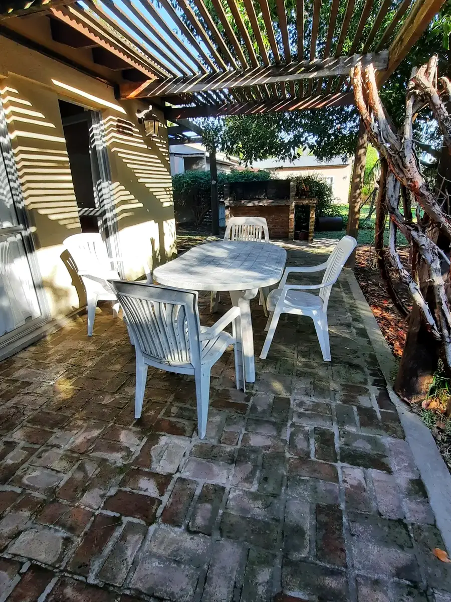 La galería de El Álamo, con mesa bajo la pérgola.