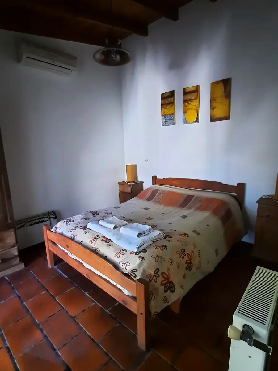 El dormitorio con cama matrimonial, en El Álamo.