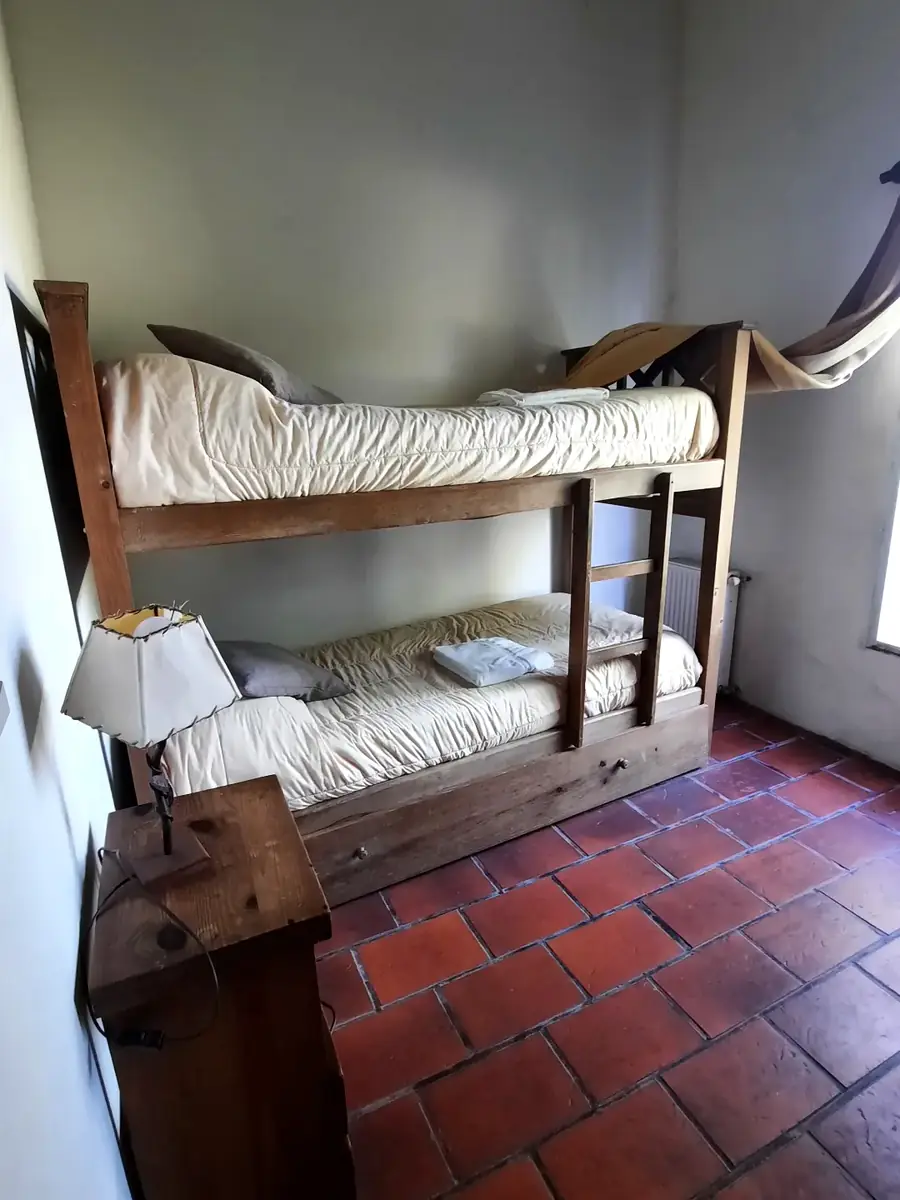 El dormitorio con cuchetas, en El Álamo.