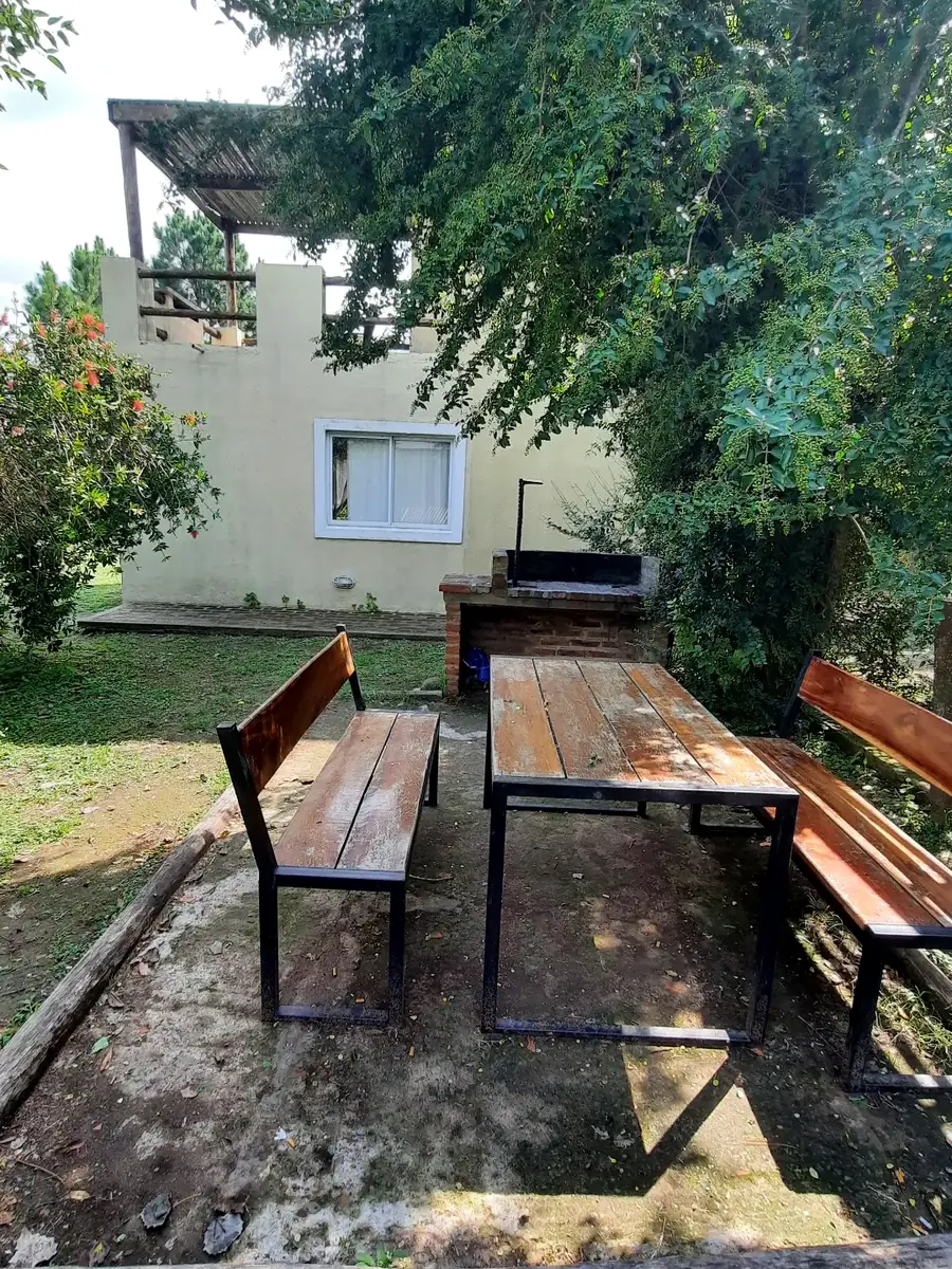 La mesa y los bancos de El Ceibo, afuera, bajo los árboles.