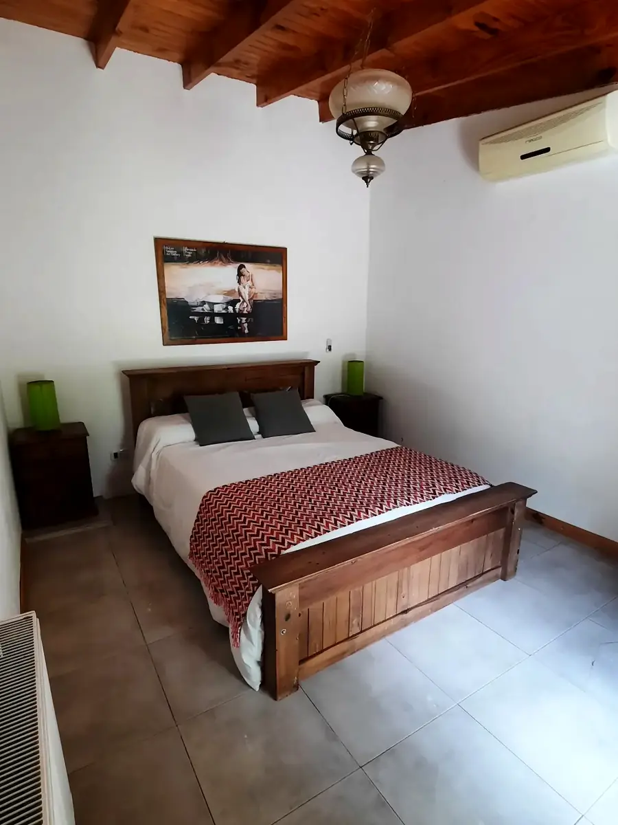 El dormitorio con cama matrimonial, en El Ceibo.