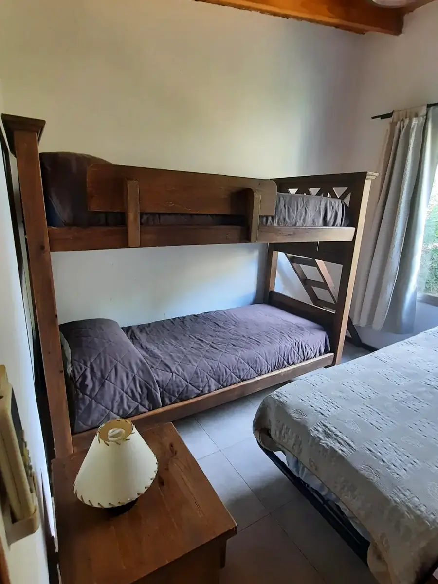 El dormitorio con cucheta y cama, en El Ceibo.