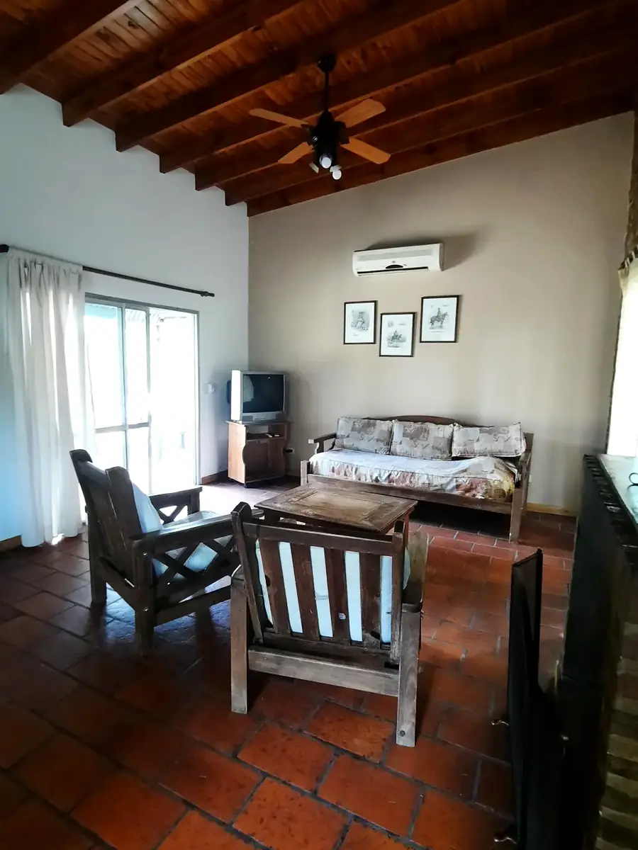 El living, con techo de madera, en El Ceibo.
