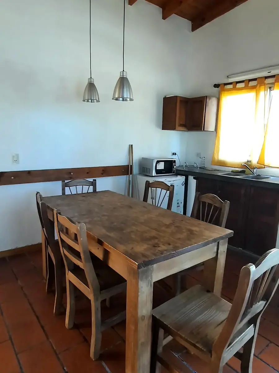 La cocina comedor, con techo de madera, en El Ombú.