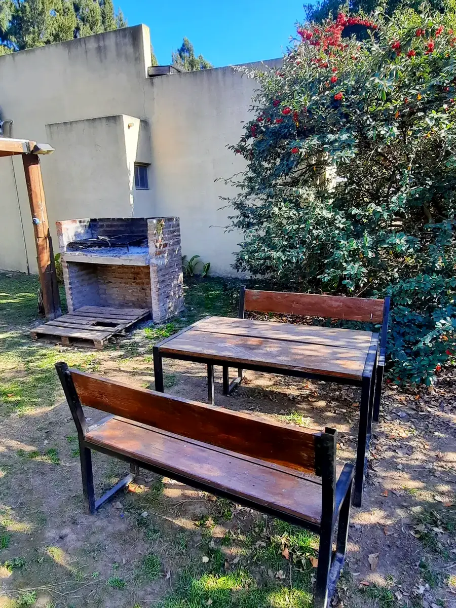 La parrilla de ladrillo con mesa y bancos, en El Ombú.