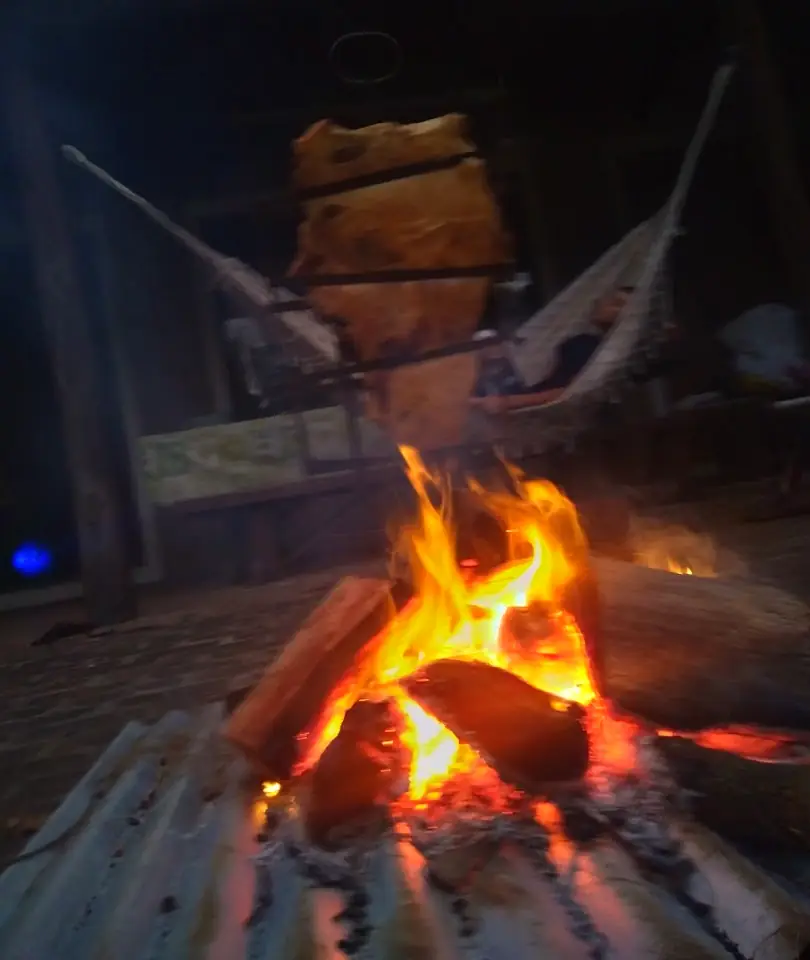 El fogón encendido en el parque, de noche.