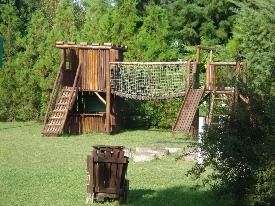 El fuerte de madera con puente colgante y tobogán.