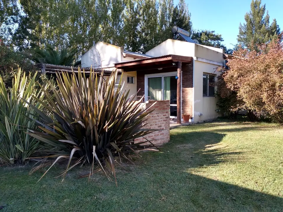 Una de las casas, con su jardín.