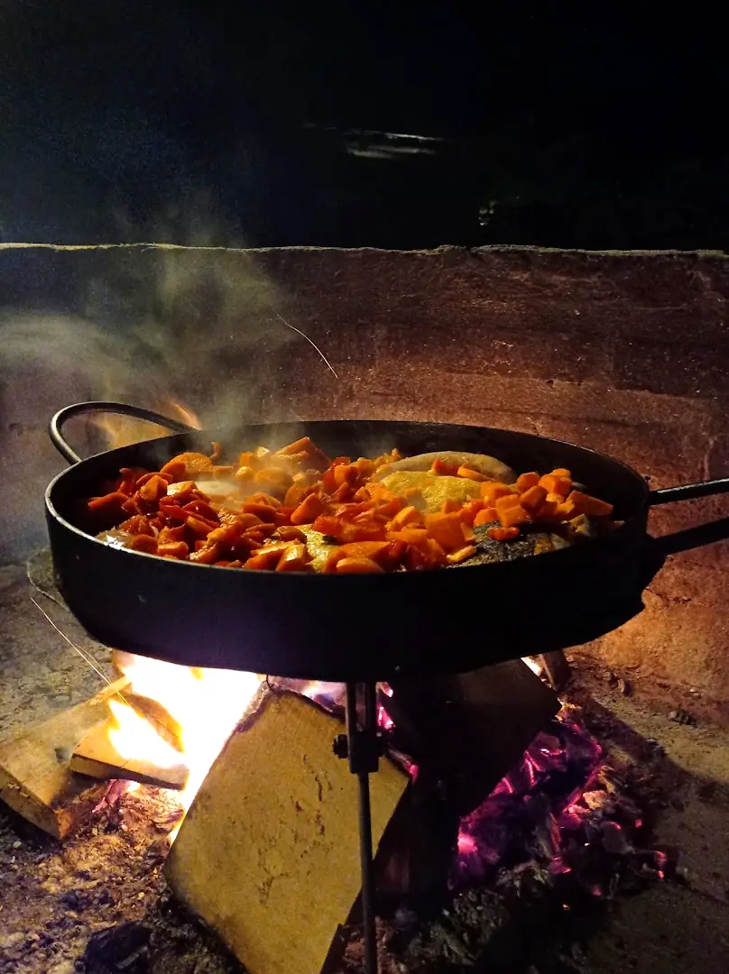 Un disco de arado al fuego, de noche.