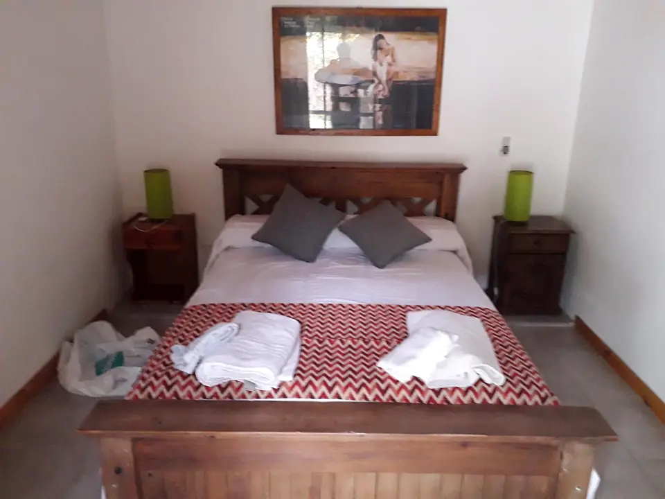 Un dormitorio con cama matrimonial.