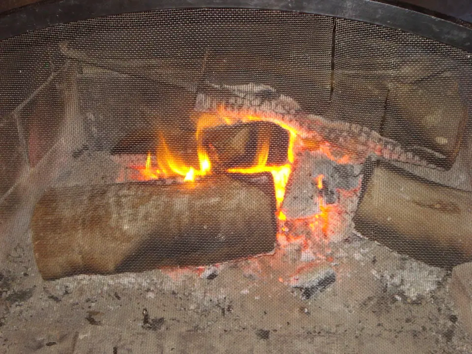 Leña encendida en el hogar.