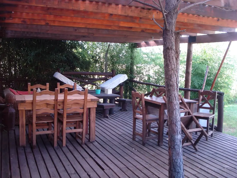 Mesas de madera bajo la pérgola.