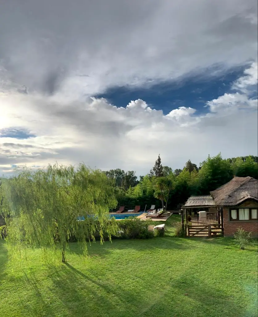 El parque bajo un cielo de nubes.