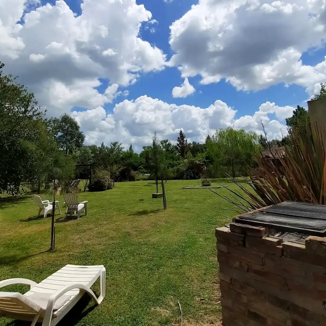 El parque al sol, con reposeras.