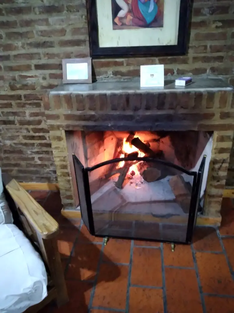 El hogar a leña encendido en una de las casas.