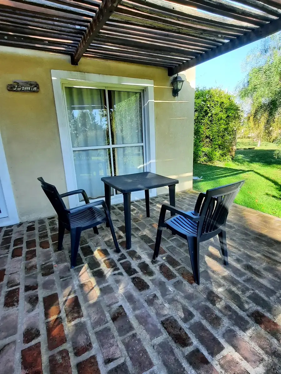 La galería con pérgola de la casa Jazmín.