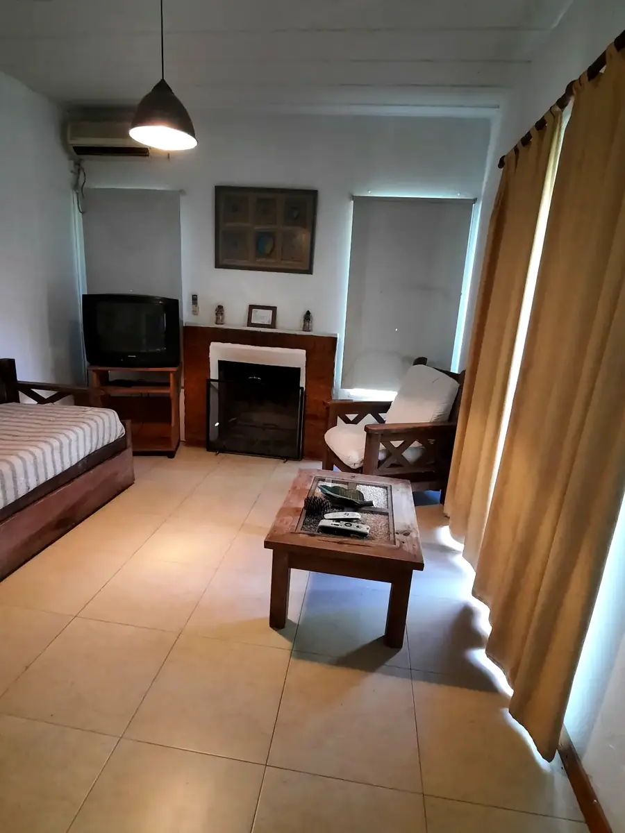El living con hogar a leña, en Jazmín.