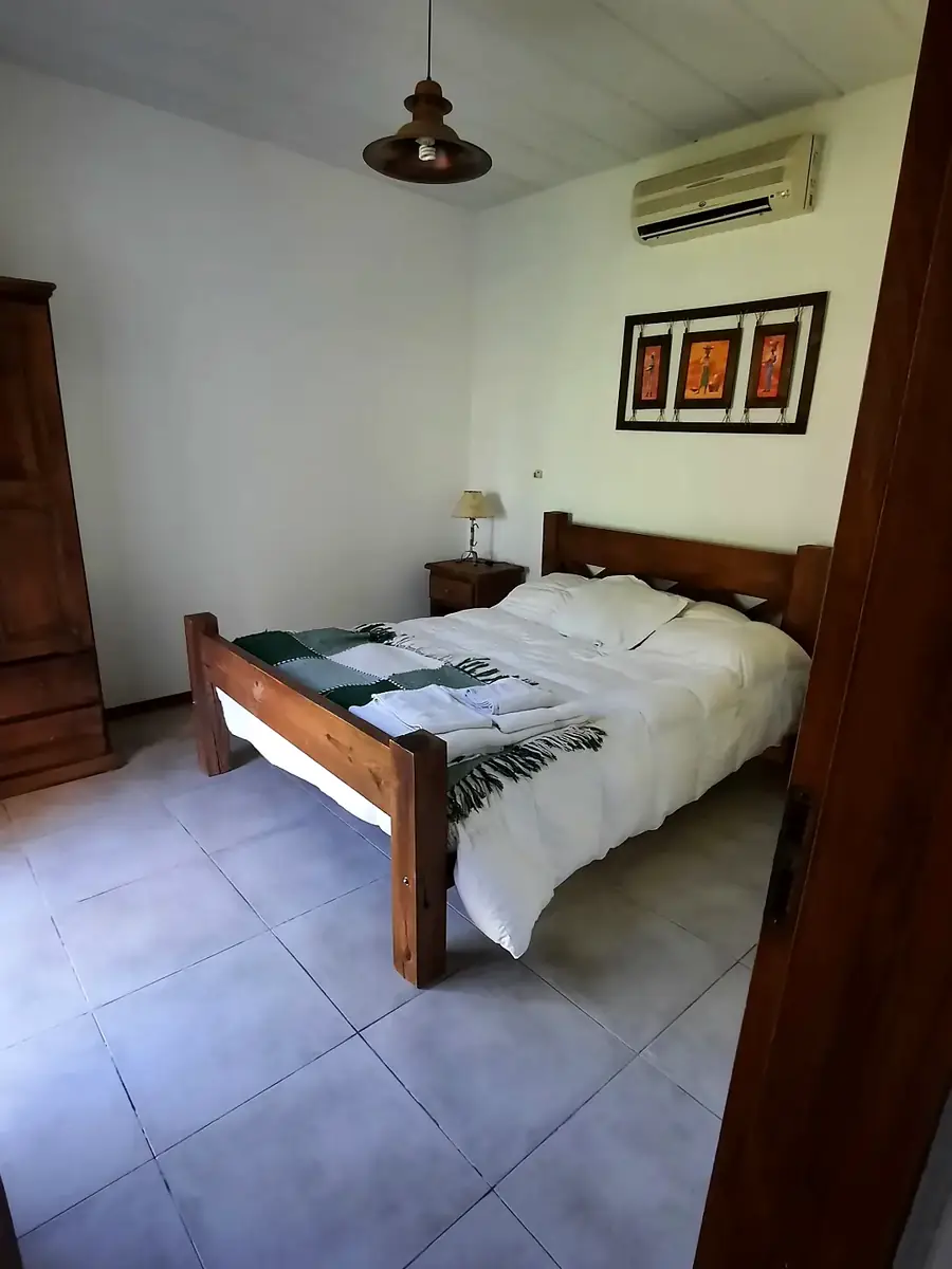 El dormitorio con cama matrimonial, en Jazmín.