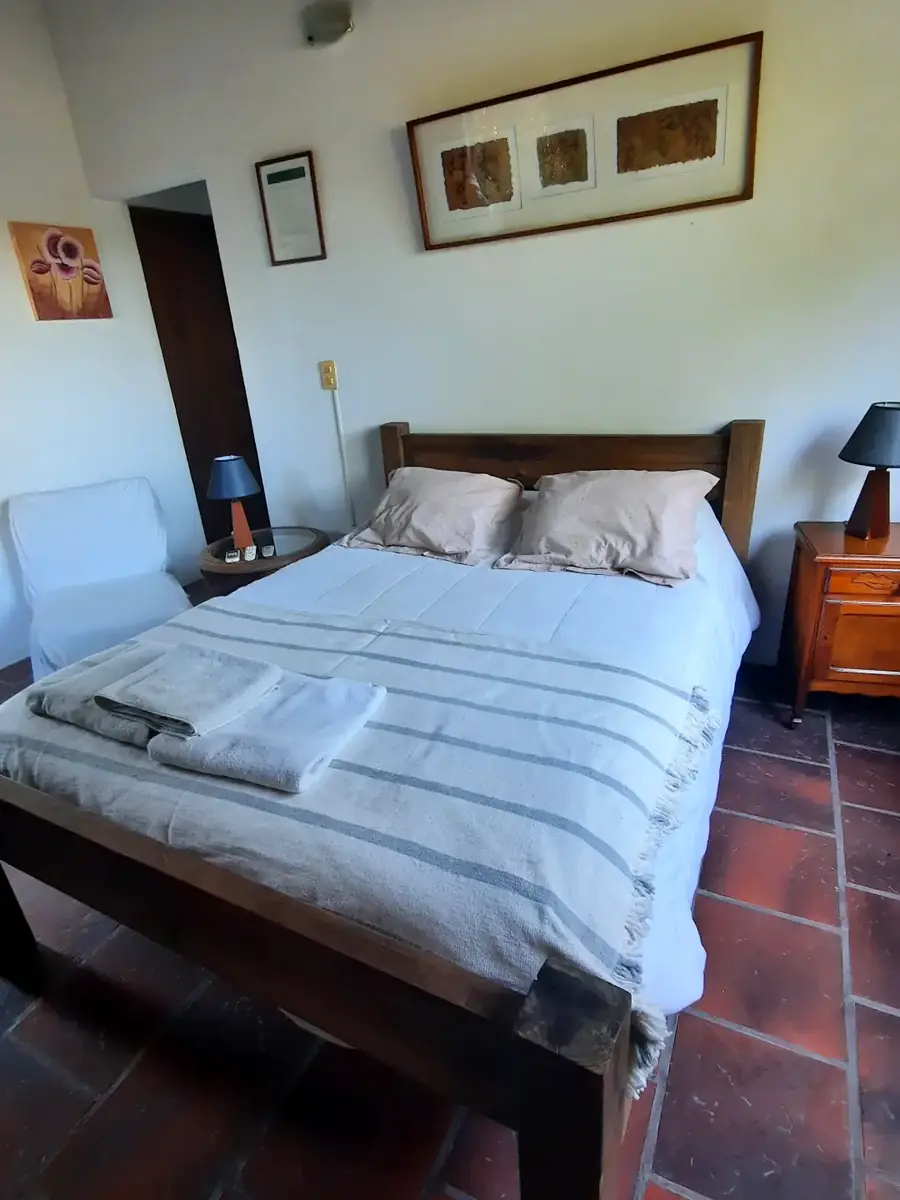 El dormitorio con cama matrimonial, en Palmera.
