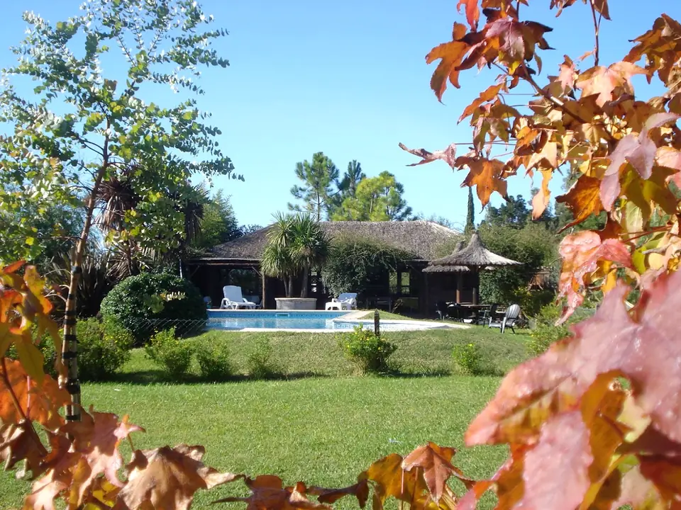 La pileta y el Club House en otoño.