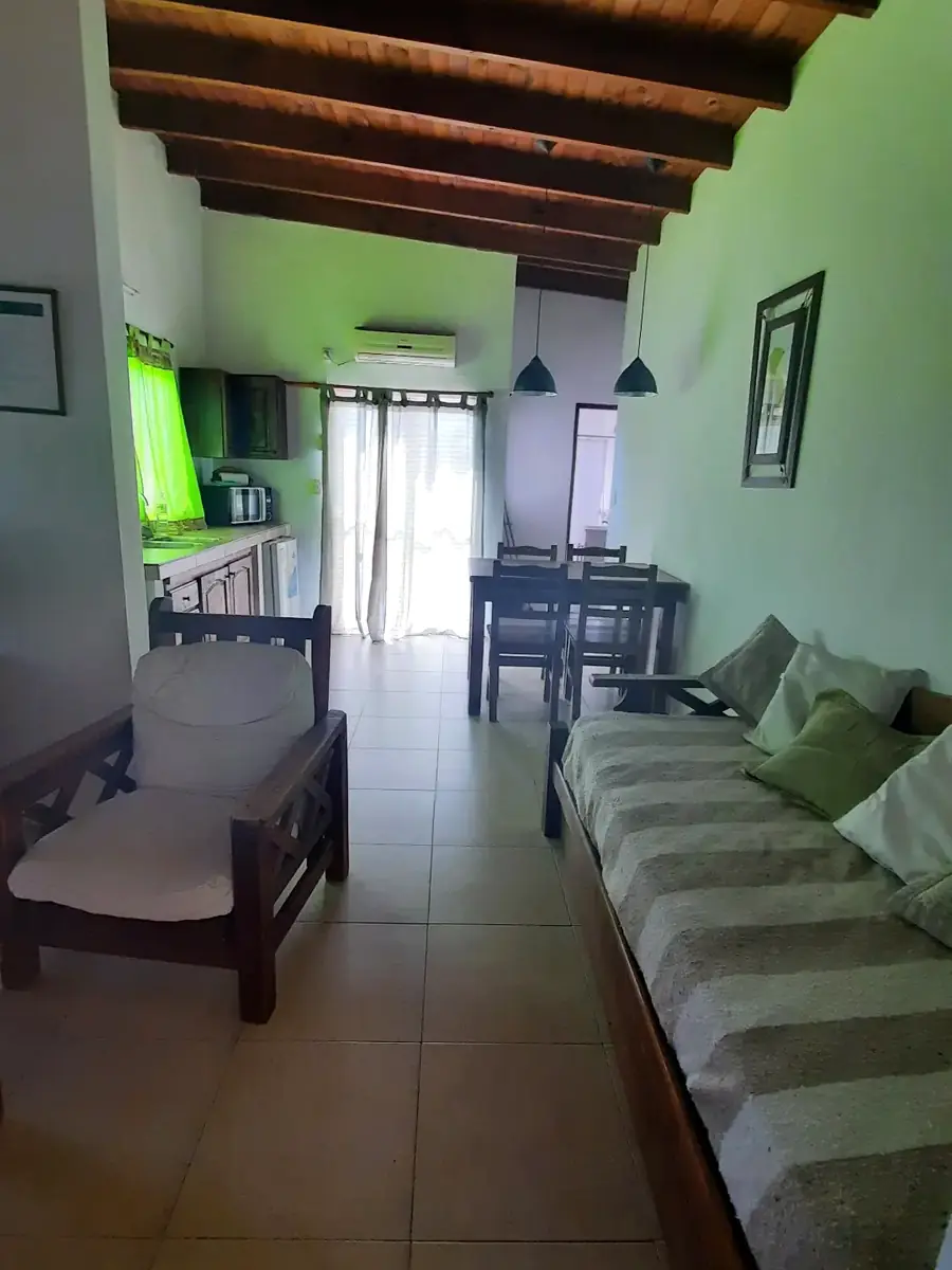 El living comedor, en Rosa.