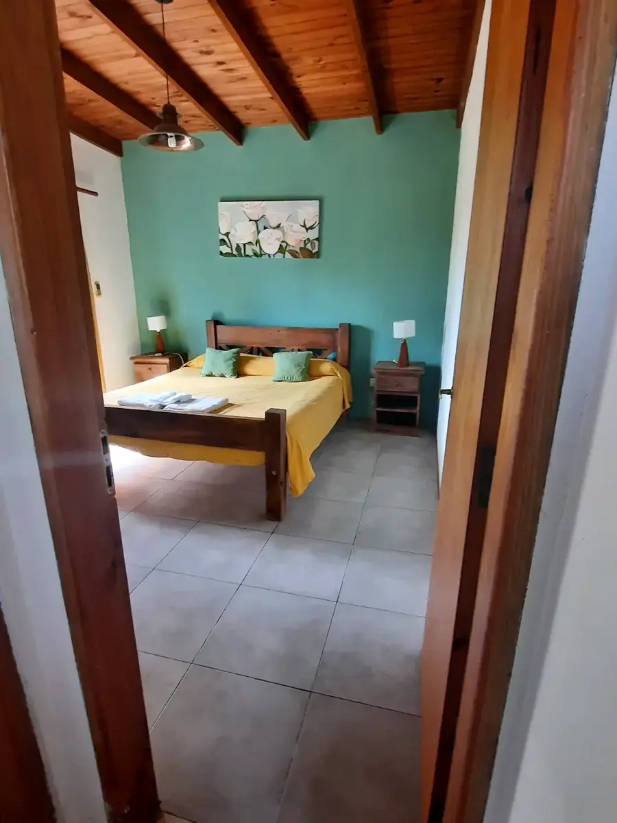 El dormitorio con cama matrimonial, en Rosa.