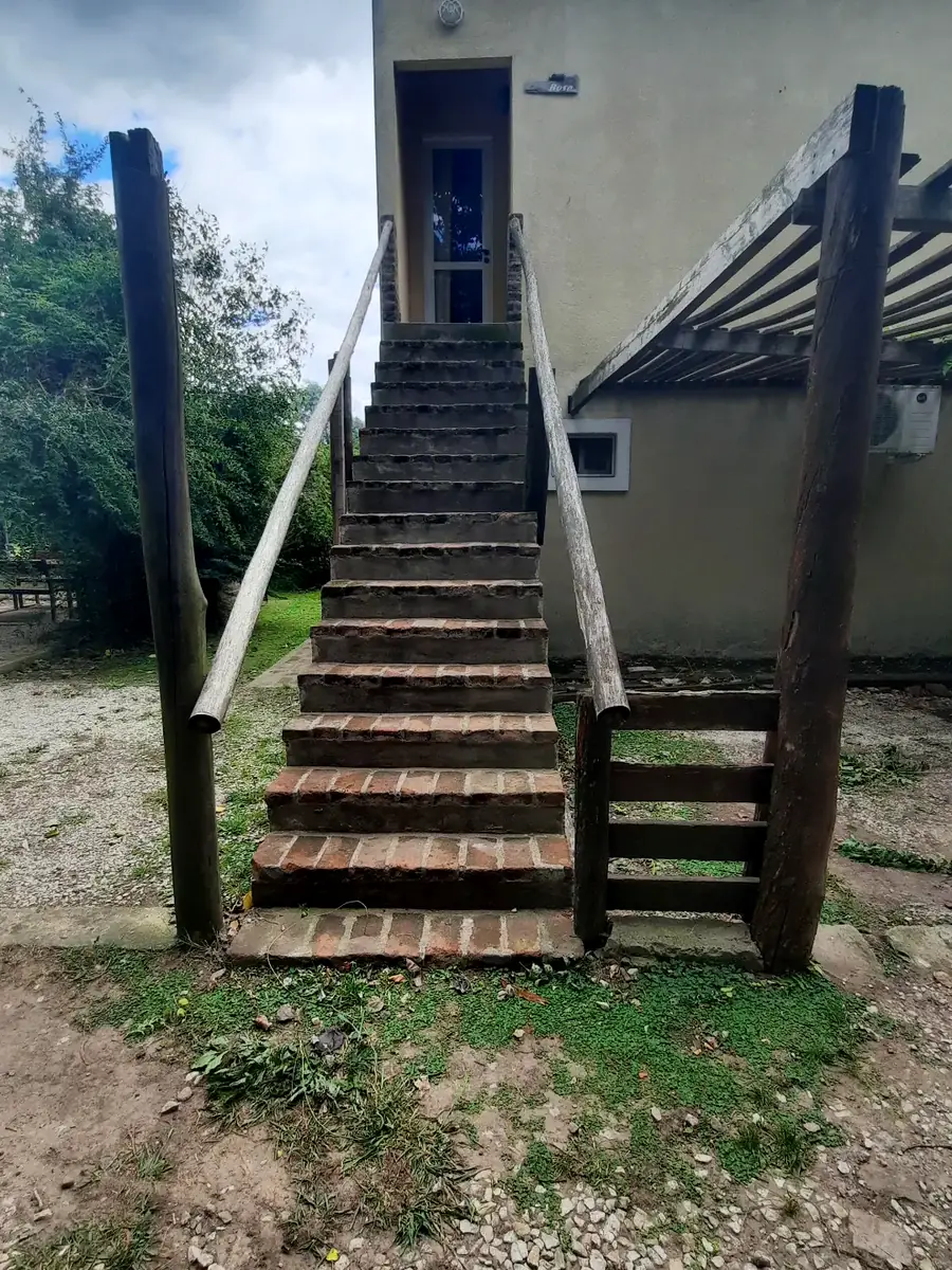 La escalera de madera que sube a la casa, en Rosa.
