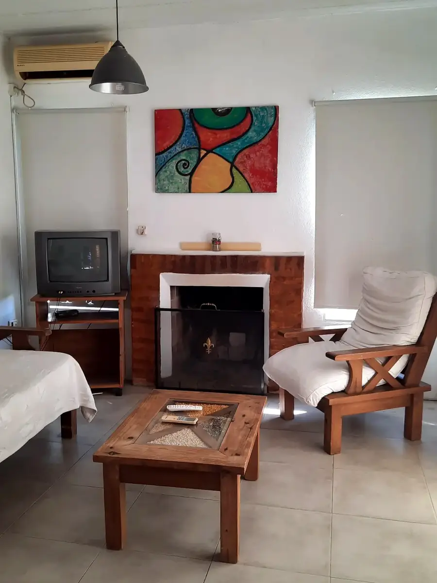El living con hogar a leña, en Violeta.