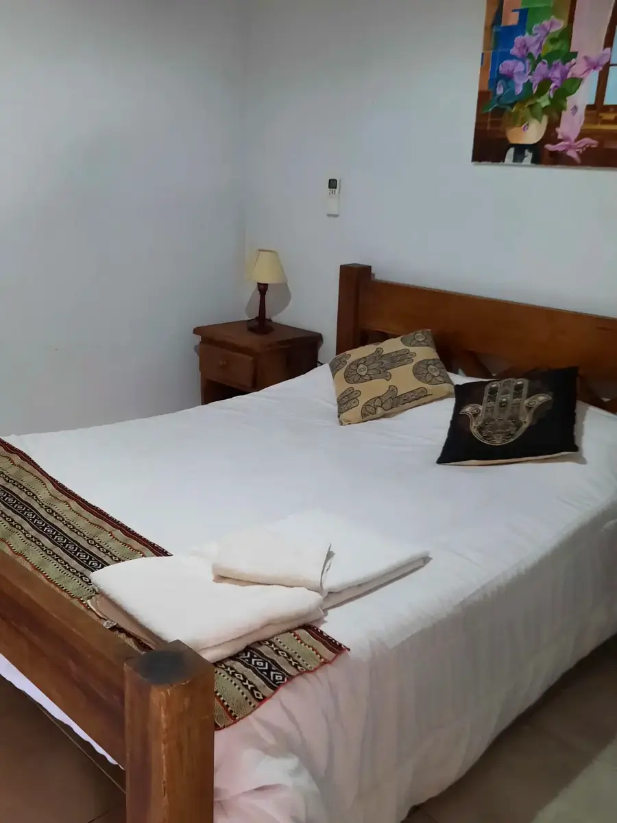 El dormitorio con cama matrimonial, en Violeta.
