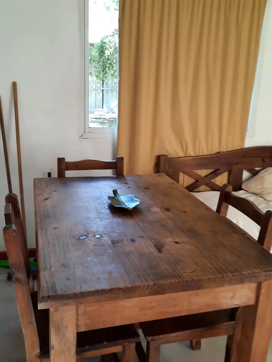 La mesa de madera, en Violeta.